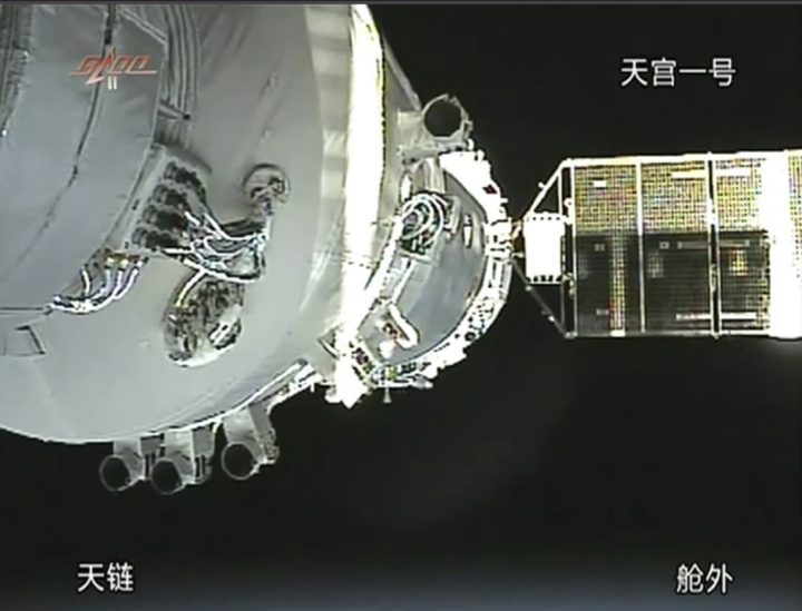 Sukses Misi Shenzhou 8   Gambar dari CCTV China melalui APTN menunjukkan proses perkaitan pesawat ulang alik Shenzhou 8 yang diluncurkan pada Selasa (1/11) dengan modul Tiangong 1 yang sudah mengorbit bulan lalu, Kamis (3/11) pagi. Kemarin, dua wahana luar angkasa tanpa awak China itu sukses bergabung dan mengitari Bumi bersama. Ini tahapan penting yang membawa China kian dekat dengan kepemilikan stasiun luar angkasa dalam satu dekade mendatang. China kian mendekati Amerika Serikat dan Rusia dalam hal penguasaan teknologi luar angkasa.  *** Local Caption *** In this image taken from China's CCTV via APTN, a video image show the docking of the Shenzhou 8 craft that was launched Tuesday, Nov. 1, 2011 with the already orbiting Tiangong 1 module in the early morning of Thursday, Nov. 3, 2011. The  two unmanned Chinese spacecraft docked successfully and were orbiting the Earth together Thursday in a step that moves China closer to manning its own space station in about a decade.
