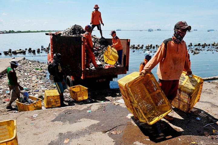 Petugas kebersihan memunguti sampah laut di sekitar Dermaga Kali Adem, Penjaringan, Jakarta, Rabu (26/10). Plastik dan botol plastik menjadi sampah yang paling banyak ditemukan di kawasan ini.

Kompas/Heru Sri Kumoro (KUM)
26-10-2016