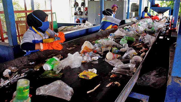 Memisahkan Jenis Sampah
Petugas pada tempat pengolahan sampah bernama Material Recovery Facility Gunung Bahagia, Senin (12/3) di Balikpapan, Kalimantan Timur, memilah sampah anorganik menjadi 8 jenis seperti kertas, botol, dan plastik. Ini melayani satu kelurahan dengan kapasitas 30 ton sampah per hari. Pemilahan dibutuhkan agar sampah anorganik bisa maksimal dimanfaatkan kembali.

Kompas/Ichwan Susanto (ICH)
12-03-2018