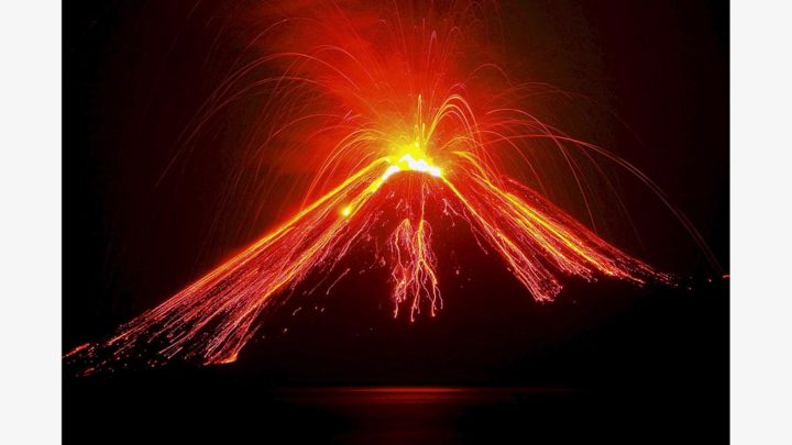 Gunung Anak Krakatau di Selat Sunda, dalam beberapa hari terakhir menyemburkan  material vulkanik berupa pasir dan bebatuan pijar rata-rata setiap 15 menit. Foto diambil Rabu (22/8) dinihari dari Pulau Rakata.

KOMPAS/ARBAIN RAMBEY (ARB)
22-08-2018