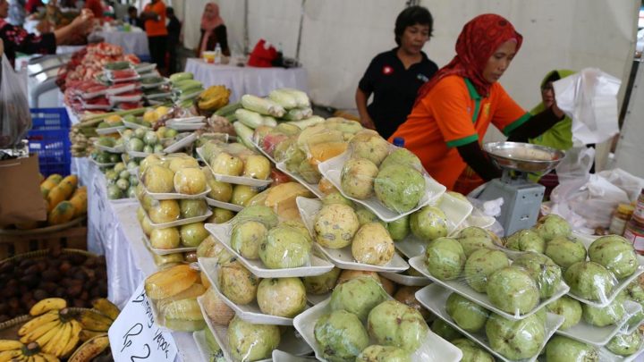 Aneka buah dan sayuran segar dijual pada bazar yang digelar di halaman Kementerian Kesehatan, Jakarta, Jumat (25/1/2019). Bazar itu merupakan bagian Hari Gizi Nasional. 

KOMPAS/HENDRA A SETYAWAN (HAS)
25-01-2019