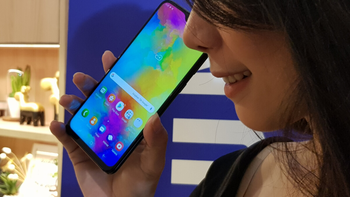 Samsung memperkenalkan seri baru ponsel pintar yang mengincar kelas menengah yakni Galaxy M dan akan diperkenalkan pada pertengahan Februari, Senin (11/2/2019). Mengincar pengguna muda, M20 yang dihadirkan untuk pasar Indonesia akan dilepas dengan harga Rp 2,8 juta.

Kompas/Didit Putra Erlangga Rahardjo (eld)
11 Februari 2019