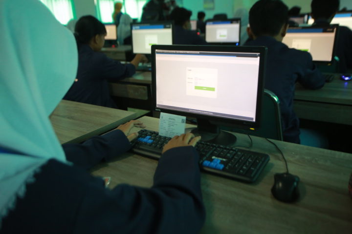 Siswa SMK Negeri 1 Banyuwangi mulai mengikuti Ujian Nasional Berbasis Komputer di Banyuwangi, Senin (25/3/2019). Di Banyuwangi sebanyak 11.074 Siswa SMK hari ini mengikuti ujian nasional hari pertama dengan mata pelajaran Bahasa Indonesia.