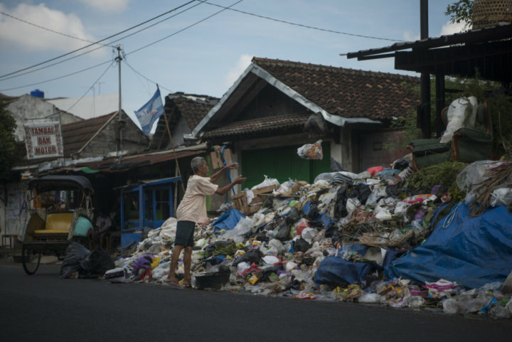 Warga membuang sampah yang dibungkus plastik  di tumpukan sampah yang terbengkalai di kawasan Lempuyangan, Yogyakarta, Rabu (27/3/2019). Akses menuju Tempat Pembuangan Sampah Terpadu (TPST) Piyungan masih ditutup sejak Minggu (24/3/2019) oleh warga yang melayangkan protes. Penutupan TPST tersebut membuat sampah di berbagai kawasan di DIY terbengkalai.


KOMPAS/FERGANATA INDRA RIATMOKO