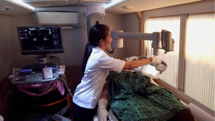 Seorang petugas medis dari Dinas Kesehatan Kabupaten Badung, Bali, tengah memeriksa seorang ibu dengan alat deteksi kanker payudara, di atas bus pelayanan kesehatan gratis, di halaman Pura Desa lan Puseh Desa Kapal, April lalu. Ini merupakan bagian komitmen pemerintah Badung memberikan pelayanan maksimal untuk Progam Kesehatan Perempuan Badung.

Kompas/Ayu Sulistyowati (AYS)
19-04-2017