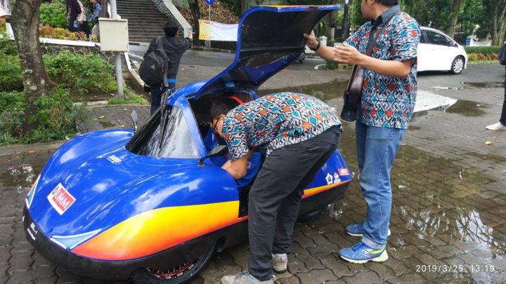 Mobil listrik hemat energi Genetro UEV6 Universitas Muhammadiyah Malang, Jawa Timur, siap mengikuti kompetisi Shell Eco Marathon Asia 2019 di Malaysia, April mendatang. Foto diambil Senin (25/3/2019)