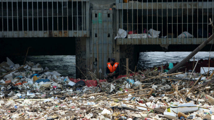 Petugas berisitrahat diantara berbagai sampah, seperti batang tanaman, plastik, dan berbagai sampah rumah tangga yang menumpuk di Pintu Air Manggarai, Jakarta, Selasa (8/1/2019). Kebiasaan warga membuang sampah ke sungai sejak di bagian hulu menyebabkan sungai bagaikan tempat sampah raksasa.

KOMPAS/TOTOK WIJAYANTO (TOK)
08-01-2019 *** Local Caption ***  dan
