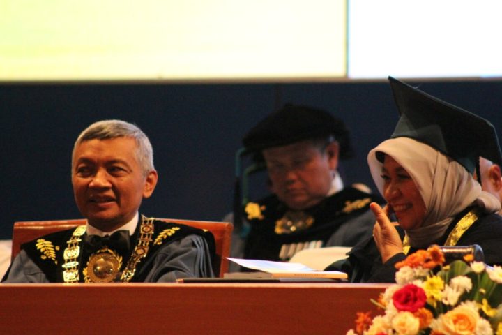 Chief Executive Officer PT Paragon Technology dan Innovation Nurhayati Subakat (kanan) menerima gelar doktor kehormatan (honoris causa) dari Institut Teknologi Bandung (ITB) di Kota Bandung, Jawa Barat, Jumat (5/4/2019).

KOMPAS/TATANG MULYANA SINAGA