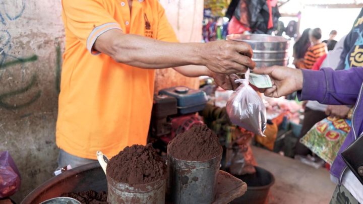 Penjual kopi bubuk di Pasar Bittuang, Tana Toraja, Sulawesi Selatan, Jumat (19/1). Kopi bubuk dijual mulai Rp. 10 ribu (kiri), Rp 20 ribu (tengah) dan Rp. 25 ribu (kanan)

Kompas/Agus Susanto (AGS)
19-01-2018

EKSPEDISI KOPI *** Local Caption ***