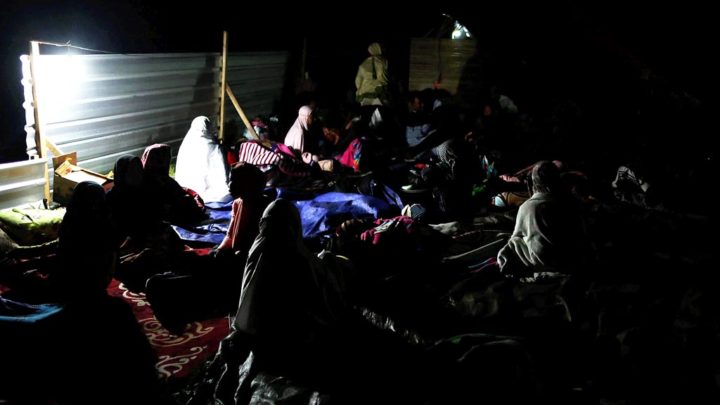 Warga Dusun Telaga Wareng, Pemenang Barat, Kecamatan Pemenang, Lombok Utara, tidur di tempat pengungsian yang berada di tengah sawah, Senin (6/8/2018). Mereka masih trauma tinggal di dalam rumah karena besarnya gempa yang terjadi pada hari sebelumnya.

KOMPAS/TOTOK WIJAYANTO (TOK)
06-08-2018