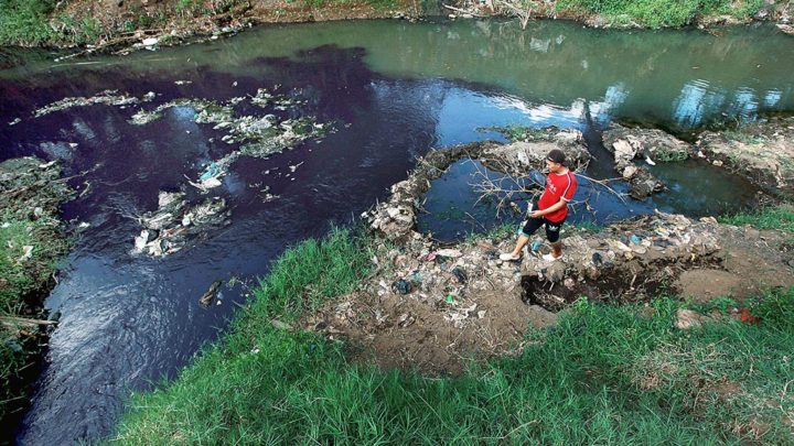 Pencemaran Citarum - Sebuah saluran pembuangan limbah pabrik membuang limbah ke aliran Sungai Citarum di Majalaya, Kabupaten Bandung, Jawa Barat, Minggu (10/9). Pembuangan limbah pabrik di aliran Sungai Citarum menjadi pencemaran utama di sunagi ini selain limbah kotoran sapi dan sampah. Meski pemerintah telah melarang , tetapi kegiatan membuang limbah ke sungai hingga kini masih berlangsung. 

Kompas/Rony Ariyanto Nugroho (RON)
10-09-2017

usulan utk tematis Limbah