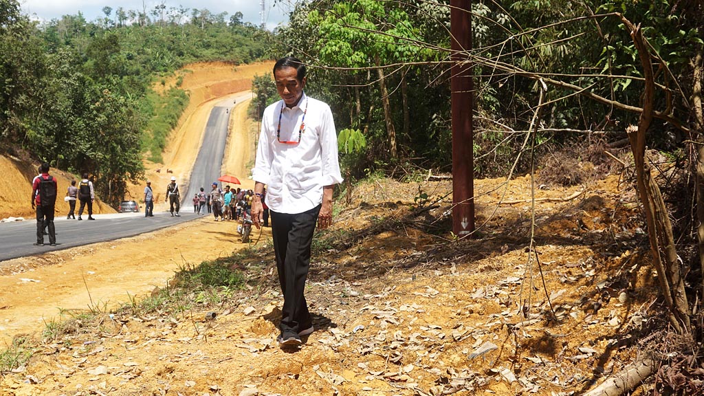 Presiden RI Joko Widodo mengunjungi salah satu wilayah yang disiapkan untuk menjadi lokasi pemindahan ibu kota di Desa Tumbang Talaken, Kecamatan Manuhing, Kabupaten Gunung Mas, Kalteng, pada Rabu (8/5/2019).



KOMPAS/DIONISIUS REYNALDO TRIWIBOWO (IDO)

08-05-2019