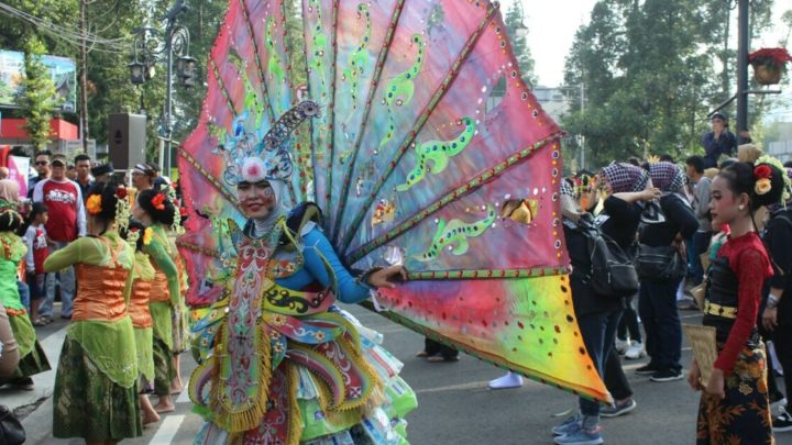 Sekitar 4.000 penari dari 16 kabupaten/kota di Jawa Barat menarikan Ronggeng Geber dalam memeriahkan Hari Tari Sedunia di Kota Bandung, Minggu (28/4/2019). Sejumlah penari menggunakan kostum berbahan sampah plastik pada kegiatan itu.

KOMPAS/TATANG MULYANA SINAGA