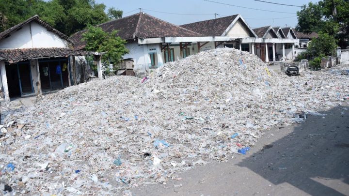 Tumpukan sampah impor berada di depan rumah warga di Desa Bangun, Kecamatan Pungging, Kabupaten Mojokerto, Jawa Timur, Senin (8/7/2019). Sebagain besar warga di kawasan tersebut menggantungkan hidup dengan memilah sampah impor sisa pabrik kertas. Sampah yang sebagian besar dari negara Amerika, Inggris, Australia serta beberapa negara asia setelah  dipilah kemudian dijual kepada pengepul untuk didaur ulang.

KOMPAS/BAHANA PATRIA GUPTA (BAH)
08-07-2019

Untuk Lipsus