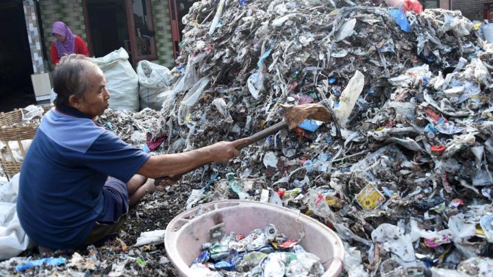 Warga memilah sampah impor di halaman rumahnya di Desa Bangun, Kecamatan Pungging, Kabupaten Mojokerto, Jawa Timur, Senin (8/7/2019). Sebagian besar warga di kawasan tersebut menggantungkan hidup dengan memilah sampah impor sisa pabrik kertas. Sampah imporasal negara Amerika, Inggris, Australia serta beberapa negara asia setelah  dipilah kemudian dijual kepada pengepul untuk didaur ulang.

KOMPAS/BAHANA PATRIA GUPTA (BAH)
08-07-2019

Untuk Lipsus