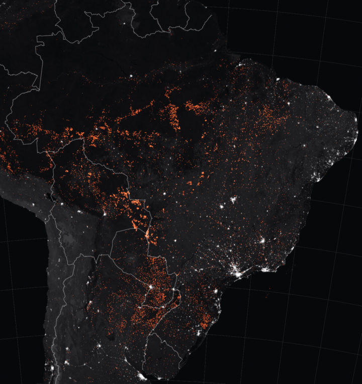 Peta NASA Earth Observatory menunjukkan deteksi kebakaran aktif di Amerika Selatan (termasuk Brasil, Bolivia, Peru, Paraguay, Ekuador, Uruguay, Argentina utara, dan Kolombia barat laut), seperti yang diamati oleh Terra dan Aqua MODIS antara 15-22 Agustus 2019. - 

AFP / NASA / JOSHUA STEVENS / HO