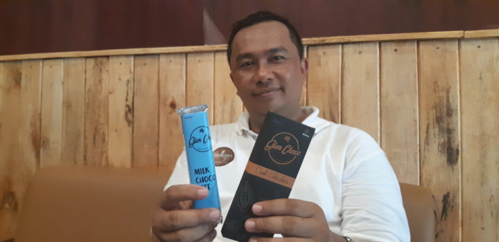 Manager Kebun PTPN XII Glenmore Achmad Hendi Junaidi menunjukkan produk coklat konsumsi milik PTPN XII Glenmore di Banyuwangi, Sabtu (16/2/2019).
