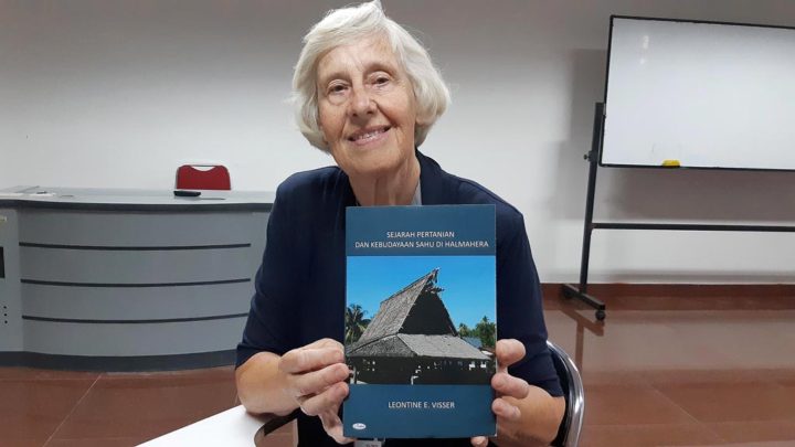 Guru Besar Antropologi Universitas Wageningen, Belanda, Leontine Elisabeth Visser menunjukkan bukunya yang berjudul 