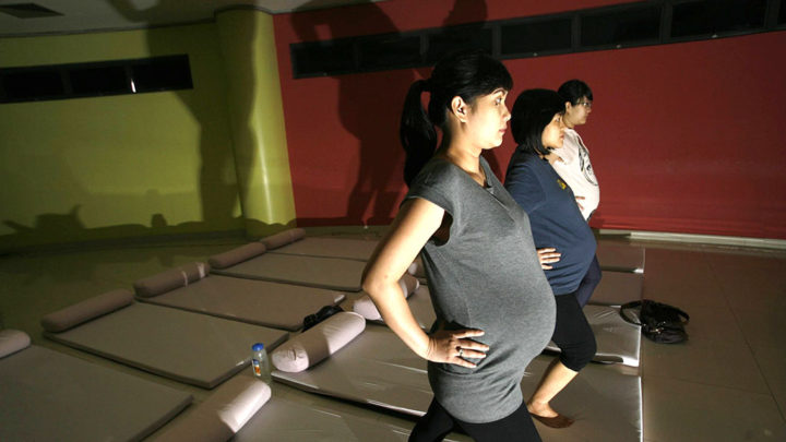 Ibu-ibu hamil mengikuti senam bagi ibu hamil di Siloam Hospitals Kebon Jeruk, Jakarta Barat, Sabtu (16/10).

Kompas/Priyombodo (PRI)
16-10-2010

(rubrik kehidupan koming)