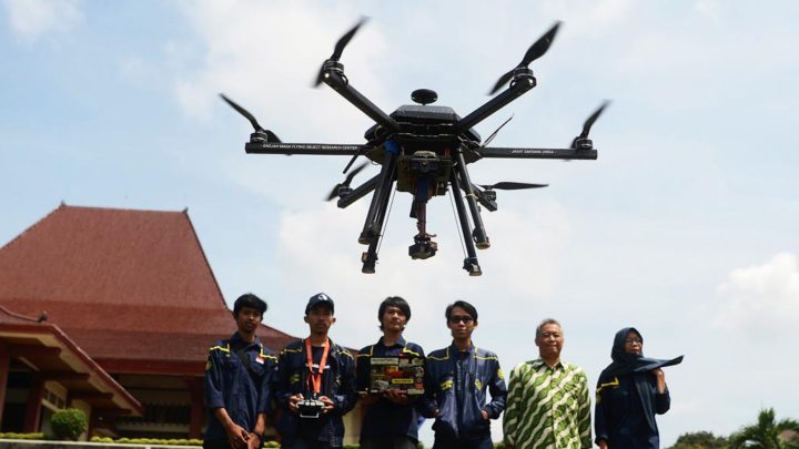 Tim Gamaforce Universitas Gadjah Mada menerbangkan karya mereka yang memenangi Kontes Robot Terbang Indonesia di Lapangan Pancasila UGM, Yogyakarta, Jumat (7/12/2018). Tim yang terdiri dari mahasiswa UGM dari berbagai jurusan itu dibentuk tahun 2013 dan menjadi wadah pengembangan kemampuan para anggotanya dalam pengembangan teknologi robot terbang.

KOMPAS/FERGANATA INDRA RIATMOKO (DRA)
07-12-2018