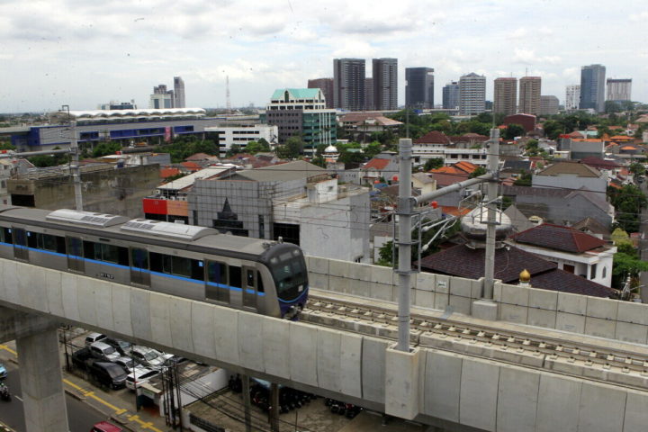 Foto Percobaan Buat Siloo, mas Nut


Hadirnya MRT Jakarta diprediksi bisa mengurangi kemacetan sekitar 30 persen. Bahkan untuk rute Lebak Bulus-Bundaran HI dapat ditempuh dalam waktu 30 menit. MRT sendiri akan beroperasi setiap hari mulai pukul 05.30 WIB hingga pukul 24.00 WIB. Musim liburan seperti saat ini  MRTdi Jakarta, Rabu (12/6/2019) banyak di padati penumpang yang ingin mencoba moda transportasi baru.

Kompas/Alif Ichwan
12-06-2019
