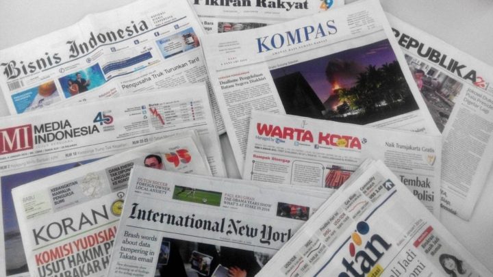 Beragam media cetak yang masih hadir di Indonesia di tengah persaingan arus informasi di era digital.



Kompas/Iwan Setiyawan (SET)

06-01-2016