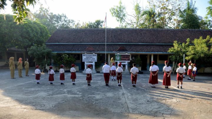 Murid dan guru SD Negeri 1 Kepoh melaksanakan upacara bendera di Desa Kepoh, Sambi, Boyolali, Jawa Tengah, Senin (22/7/2019). Tahun ini sekolah itu hanya mendapat satu orang murid baru sehingga total jumlah murid di sekolah itu  hanya 21 siswa. Sekolah itu memiliki jumlah murid terbanyak saat pertama kali didirikan pada tahun 1976 saat pelaksanaan program Inpres yakni sebanyak 200 siswa.

KOMPAS/FERGANATA INDRA RIATMOKO (DRA)
22-07-2019