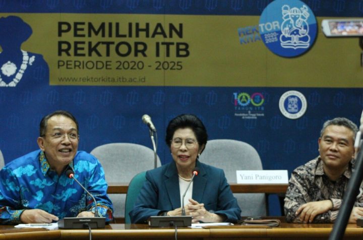 Ketua Majelis Wali Amanat (MWA) Institut Teknologi Bandung (ITB) Yani Panigoro saat mengumumkan 10 bakal calon rektor ITB periode 2020-2025, di Kota Bandung, Jawa Barat, Kamis (10/10/2019).

KOMPAS/TATANG MULYANA SINAGA