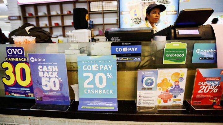Tanda menerima pembayaran dari berbagai uang elektronik menghiasi gerai minuman di pusat perbelanjaan di kawasan Kuningan, Jakarta Selatan, Sabtu (22/6/2019). Kepraktisan dan iming-iming imbal tunai serta semakin banyak usaha yang memanfaatkan pembayaran dari uang elektronik ini menjadikan penggunaannya semakin meluas.

KOMPAS/PRIYOMBODO (PRI)
22-06-2019