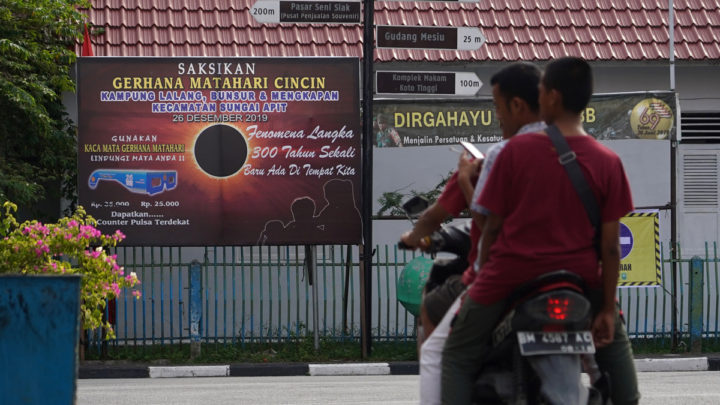 Sebuah spanduk ajakan mengamati gerhana matahari cincin di Kota Siak Sri Inderapura, Ibukota Kabupaten Siak, Riau, Rabu (25/12/2019) malam. Siak menjadi salah satu kawasan Indonesia yang bisa menyaksikan fenomena alam Gerhana Matahari Cincin pada Kamis (26/12/2019). Sejumlah warga dari penjuru Indonesia berdatangan ke kota ini untuk menyaksikan fenomena alam tersebut.

Kompas/Rony Ariyanto Nugroho (RON)
25/12/2019