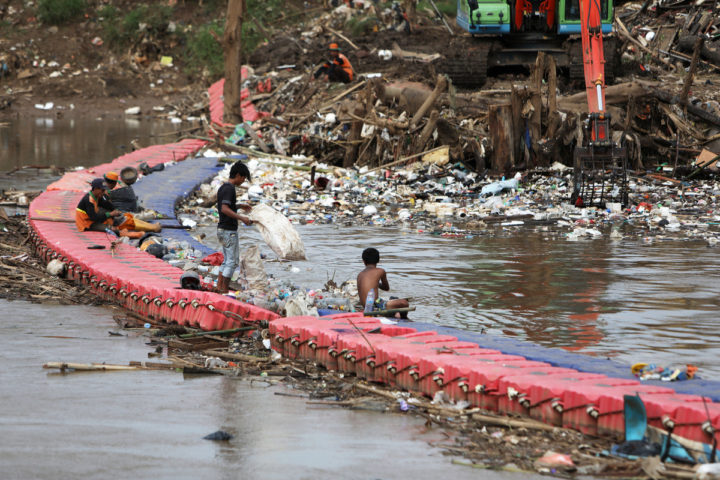 Pemulung mengumpulkan botol plastik yang tersangkut di pelampung penangkap sampah di Kanal Banjir Barat, Jakarta, Minggu (12/1/2020). Botol plastik menjadi salah satu incaran pemulung karena memiliki nilai ekonomi. 

Kompas/Heru Sri Kumoro
12-01-2020
