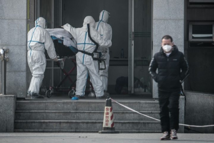 TOPSHOT - Medical staff members carry a patient into the Jinyintan hospital, where patients infected by a mysterious SARS-like virus are being treated, in Wuhan in China's central Hubei province on January 18, 2020. - The true scale of the outbreak of a mysterious SARS-like virus in China is likely far bigger than officially reported, scientists have warned, as countries ramp up measures to prevent the disease from spreading. (Photo by STR / AFP) / China OUT