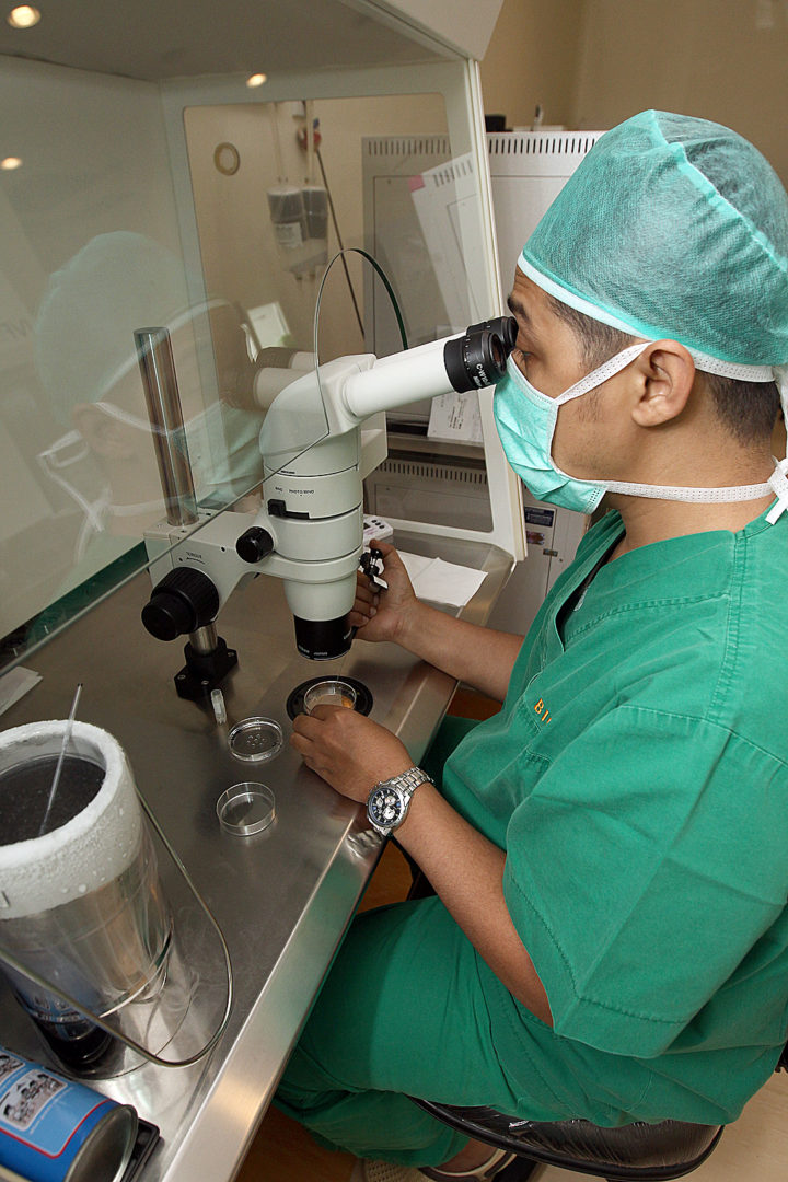 Pembekuan Embrio
Dokter tengah membekukan embrio salah satu pasangan untuk disimpan di Klinik Kesuburan Morula IVF di Menteng, Jakarta, Sabtu (11/4). Embrio yang disimpan biasanya menunggu kesiapan calon ibu untuk proses penanaman embrio di rahim dalam proses bayi tabung (In-Vitro Fertilization). 

Kompas/Riza Fathoni (RZF)
11-04-2015