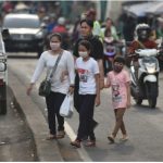 warga pamulang habis beli dengan bermasker