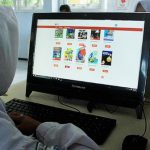 mengakses buku digital perpustakaan sekolah