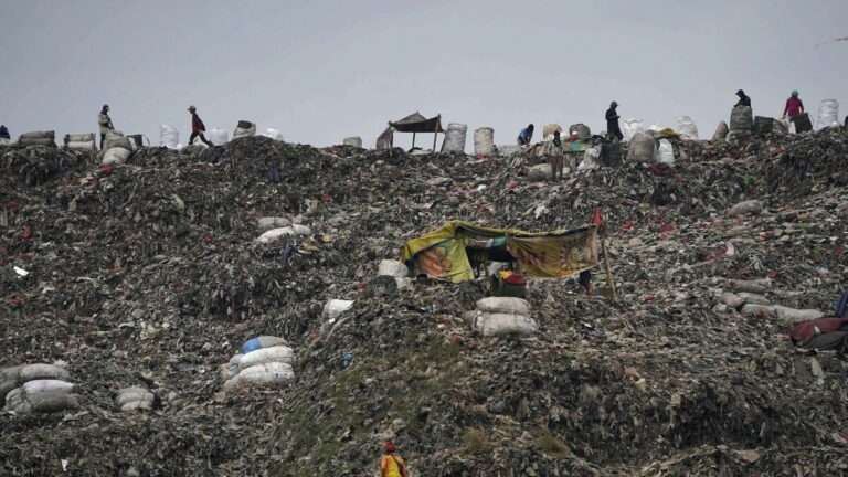 Pemulung memilah sampah di Tempat Pengelolaan Sampah Terpadu (TPST) Bantar Gebang, Kota Bekasi, Jawa Barat, Kamis (2/7/2020). Sampah di TPST Bantar Gebang diperkirakan bakal melebihi kapasitas tiga tahun lagi. Dinas Lingkungan Hidup DKI Jakarta mencatat, ada 7.700 ton sampah per hari yang masuk ke TPST Bantar Gebang di Kota Bekasi. Komposisi rata-rata plastik di dalamnya adalah 34 persen dengan dominasi kantong keresek. Sumber terbesar kantong keresek adalah pusat perbelanjaan modern, pasar tradisional, dan swalayan, seperti minimarket. Pemerintah Provinsi DKI Jakarta resmi melarang penyediaan kantong plastik sekali pakai di pusat perbelanjaan, pasar, dan toko swalayan sejak Rabu (1/7/2020). 

Kompas/AGUS SUSANTO 
2-7-2020