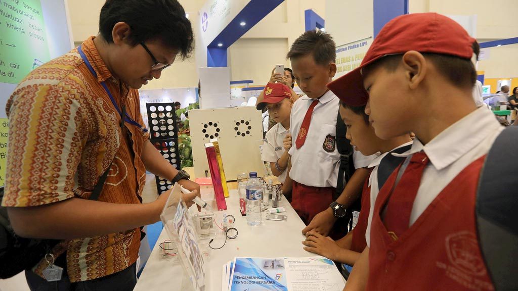 Ekspo Sains Indonesia
Siswa sekolah menyimak presentasi mengenai kinerja robot hidrolis dalam Indonesia Science Expo 2018 di Indonesia Convention Exhibition (ICE) BSD, Tangerang, Banten, Sabtu (3/11/2018). Pameran tersebut menyuguhkan beragam stan-stan yang menyuguhkan hasil temuan penelitian dan ilmuwan dalam lomba karya ilmiah dan proyek teknologi di tingkat nasional dan internasional.

KOMPAS/RIZA FATHONI (RZF)
03-11-2018
