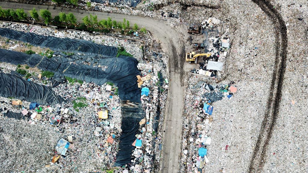 Plastik geo membran menutupi tumpukan sampah di TPA Benowo, Surabaya, Selasa (11/12/2018). Dengan dikelola PT Sumber Organik, gas yang dihasilkan sampah-sampah di TPA Benowo tersebut diolah  menjadi lsitrik hingga 2 Megawatt.

KOMPAS/BAHANA PATRIA GUPTA (BAH)
11-12-2018