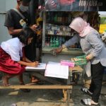 Mengawasi Anak PJJ Sembari Menjaga Warung