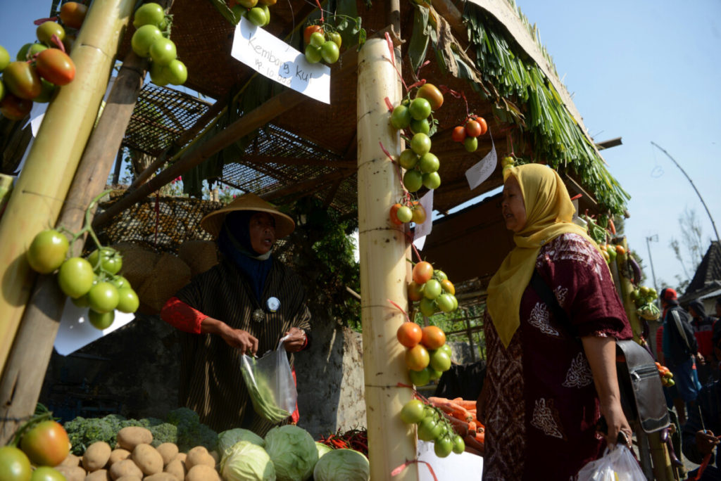 Pengunjung berbelanja sayuran di  Pasar Ngatpaingan di Dusun Dangean, Desa Gedangan, Cepogo, Boyolali, Jawa Tengah, Minggu (29/9/2019). Dalam kegiatan yang digelar setiap 40 hari itu warga setempat menjual berbagai makanan tradisional yang bahannya diperoleh dari lahan pertanian setempat.  Selain untuk mempromosikan potensi bahan pangan lokal, kegiatan ini juga untuk mengembangkan potensi wisata desa setempat.

KOMPAS/FERGANATA INDRA RIATMOKO (DRA)
29-09-2019