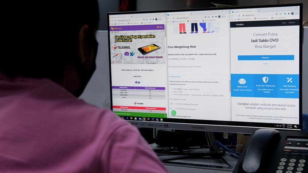 Warga mengakses tiga situs internet yang melayani jasa konversi pulsa menjadi uang  dari Jakarta, Kamis (3/9/2020). 

KOMPAS/WISNU WIDIANTORO (NUT)
03-09-2020