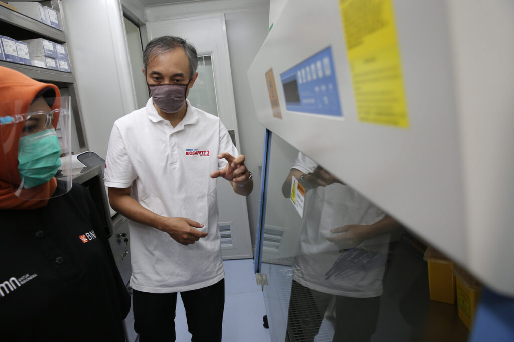 Kepala Program Laboratorium Bioteknologi Badan Pengkajian dan Penerapan Teknologi (BPPT) Danang Waluyo menjelaskan isi laboratorium bergerak biosafety Level 2 yang diparkir di halaman Dinas Kesehatan Kota Tangerang Selatan, Banten, Minggu (30/8/2020). Laboratorium bergerak untuk pengujian spesimen Covid-19 tersebut merupakan racangan BPPT dan sumbangan dari CSR Bank BNI. Laboratorium tersebut memenuhi standar dari Organisasi Kesehatan Dunia (WHO), salah satunya terkait standar keamanan hayati atau biosafety level 2. Metode pengujian yang digunakan di dalam laboratorium ini adalah metode reaksi rantai polimerase (PCR). Saat ini, sudah ada tiga laboratorium bergerak biosafety level 2 di Indonesia. Laboratorium bergerak ini merupakan inovasi untuk lebih dekat menjangkau banyak daerah sehingga pemeriksaan spesimen akan berlangsung lebih cepat   

Kompas/Yuniadhi Agung (MYE)
30-08-2020