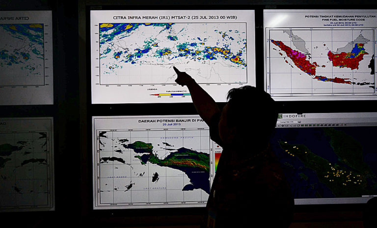 Teknologi Pemantauan dan Mitigasi Bencana - Peneliti dan teknisi mengawasi tampilan data penginderaan jauh untuk pemantauan lingkungan dan mitigasi bencana di Pusat Pemanfaatan Penginderaan Jauh Lembaga Penerbangan dan Antariksa Nasional (LAPAN) di Jakarta, Kamis (25/7). Data didapat dari citra satelit atau pemantauan pesawat nirawak yang diolah para peneliti untuk disajikan dalam Sistem Informasi Mitigasi Bencana Alam (SIMBA). Beberapa hasil yang disajikan di SIMBA antara lain: pemetaan titik panas dan pergerakan asap kebakaran lahan, potensi banjir, dan aktivitas gunung berapi.

Kompas/Iwan Setiyawan (SET)
25-07-2013