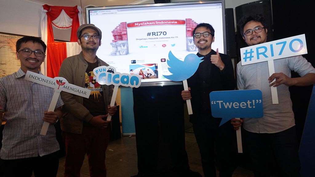 Hikmat Hardono, Direktur Eksekutif Indonesia Mengajar, Wahyu Aditya, komikus, Teguh Wicaksono, Manajer Kerja Sama Twitter Indonesia, dan Shafiq Pontoh, penggerak kegiatan sosial, dalam peluncuran kampanye #RI70, Rabu (12/8). Twitter meluncurkan kampanye tersebut untuk mendorong munculnya konten positif di linimasa media sosial



Kompas/Didit Putra Erlangga Rahardjo (ELD)